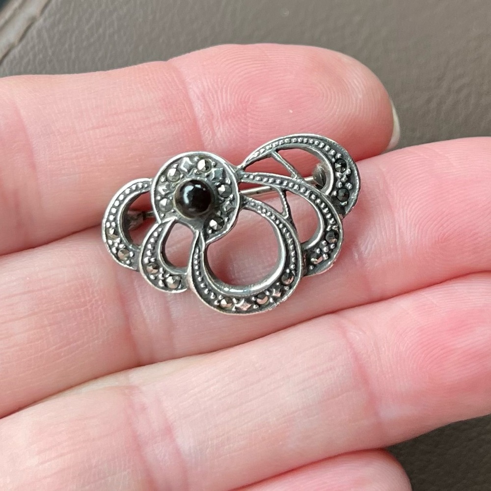 Lovely Marcasite and Onyx brooch - Vintage